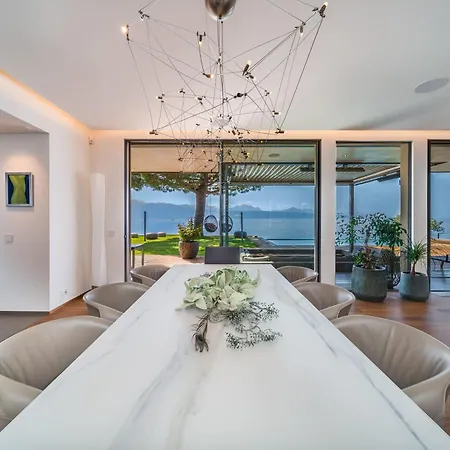 别墅 Lausanne Area Luxurious 4-bedroom On The By Guestlee *