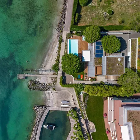 Lausanne Area Luxurious 4-bedroom On The By Guestlee فيلة