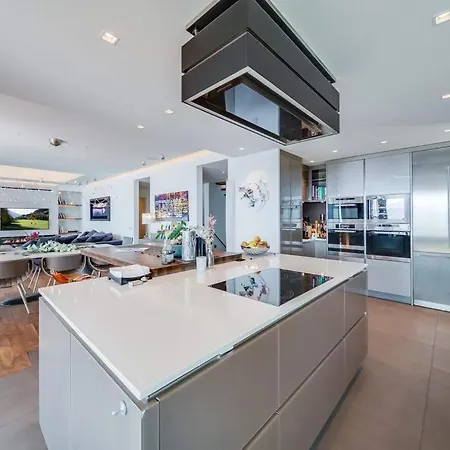 Lausanne Area Luxurious 4-bedroom On The By Guestlee فيلة *